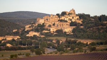 Le village et sa lumière d'été ©Christi la Liberté