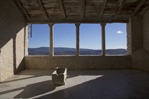 Place couverte du haut village XVIe siècle ©Christi la Liberté